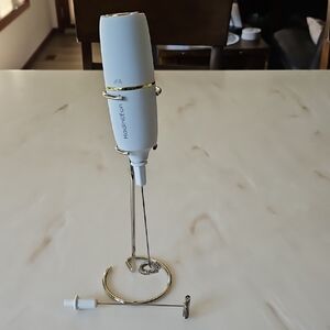 Battery operated Hydrueon Milk Frother in White and Gold